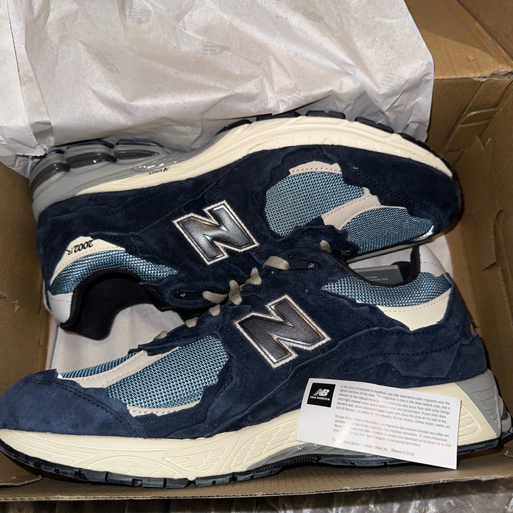2002 RD NEW BALANCE SNEAKERS